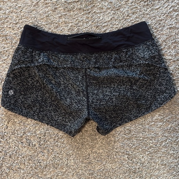 EUC Lululemon Speed Short (2.5") Soundwave White Black / Black - Size 8 - Picture 2 of 2